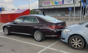 Странное ДТП на парковке: в машину врезалась старая Toyota без водителя