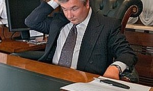 Экс-сенатор прибыл секретным грузом