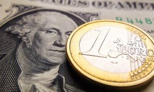 Доллар дороже евро впервые за 20 лет: почему это произошло и что это значит
