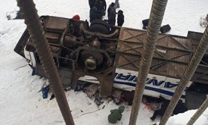 В Забайкалье пассажирский автобус рухнул с моста на лед. Погибли 19 человек