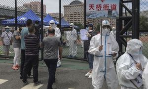 Китайские власти закрыли на карантин приграничный с Россией город