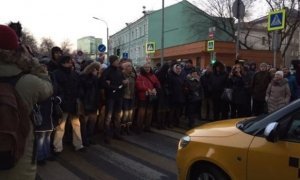 Валютные ипотечники в знак протеста перекрыли улицу около Центробанка