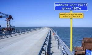 Президента Украины попросили помешать строительству моста через Керченский пролив 