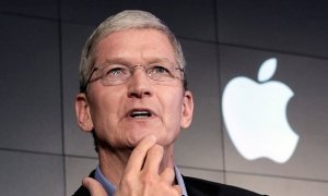 Глава Apple Тим Кук пообещал снизить цены на «айфоны»