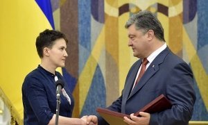 Освобожденной летчице Надежде Савченко вручили орден Героя Украины