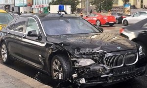 На Новом Арбате в ДТП попал автомобиль, закрепленный за Владиславом Сурковым