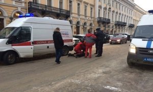 В Петербурге водитель «Мерседеса» пытался напасть с ножом на бригаду «скорой» после аварии