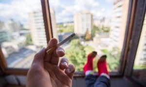 Жительница Красноярского края через суд запретила соседям курить на балконе