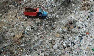 На мусорном полигоне «Ядрово» в очередной раз порвалась защитная пленка