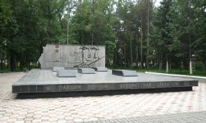 В Приморье неизвестные выбросили на свалку надгробия героев СССР