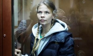 Настю Рыбку и ее наставника Алекса Лесли освободили из-под стражи