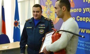 Жителя Екатеринбурга наградили огнетушителем за спасение троих детей из горящего дома