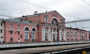 На вокзале в Брянске при отправлении поезда в Москву отцепился вагон