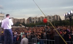 Предвыборные митинги Алексея Навального в Екатеринбурге и Омске собрали тысячи человек