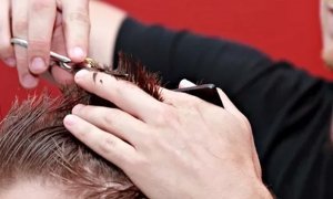 В Новой Москве недовольный стрижкой мужчина заколол шампуром парикмахера