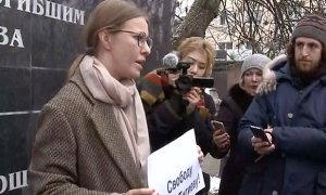 Ксения Собчак провела в Грозном одиночный пикет с требованием отпустить Оюба Титиева