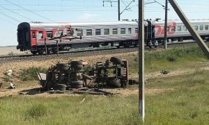В Ростовской области пассажирский поезд протаранил выехавший на пути грузовик