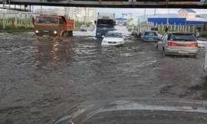 В Туапсе из-за сильного ливня введен режим ЧС. Улицы города полностью затоплены