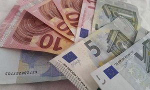 Официальный курс евро упал почти на три рубля  
