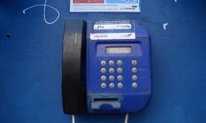 Жителям псковской деревни посоветовали вместо мобильной связи пользоваться таксофонами