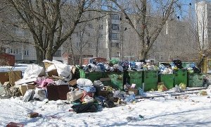 Жители Волгограда в знак протеста принесли мусор к офису компании-оператора вывоза отходов