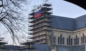 В британском Солсбери неизвестные вывесили российский флаг на соборе