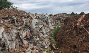 В Волоколамском районе Подмосковья обнаружили незаконный мусорный полигон