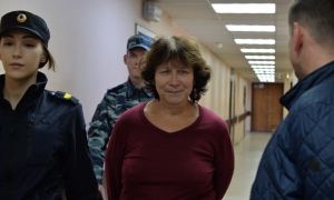 Прокурор запросил три года условно для пенсионерки, оставившей записку на могиле родителей Путина