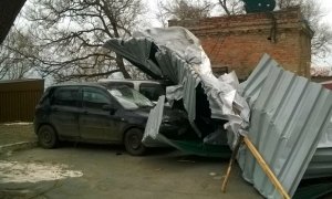 Во Владивостоке ураганный ветер сносил крыши домов и переворачивал машины