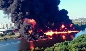 На Москва-реке из-за разрыва нефтепродуктопровода произошел пожар. Пострадали три человека  
