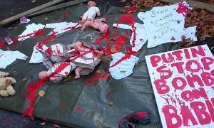В Дублине около здания посольства РФ разбросали «окровавленных» кукол