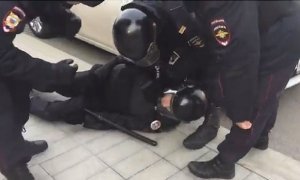 Пострадавшему на митинге «Он вам не Димон» полицейскому пообещали квартиру