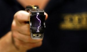 Полицейским на транспорте разрешат применять электрошокеры