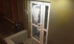 В Хабаровске активист «Молодой гвардии ЕР» облил краской дверь в штаб Навального  