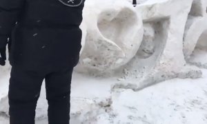 Красноярские коммунальщики покрасили снежную скульптуру белой краской