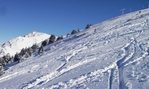 На горнолыжном курорте в Киргизии российские туристы попали под лавину. Погиб ребенок