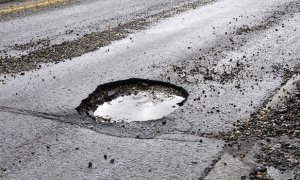 Житель Петрозаводска трижды отсудил компенсацию за ямы на дорогах. В мэрии его сочли мошенником 