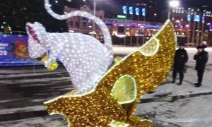 Во Владивостоке водитель устроил дрифт вокруг новогодней елки и повредил декорацию за 677 тысяч рублей