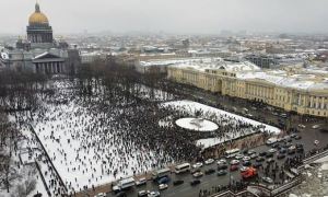 Петербургский полицейский извинился перед женщиной, которую он ударил в живот на митинге