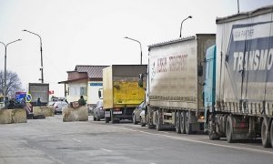 Украина приостановила грузовое сообщение с полуостровом Крым