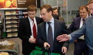 Премьер Дмитрий Медведев лишил розничную торговлю наценок