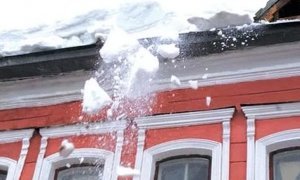 В Кирове погибла женщина после падения на нее снега с крыши