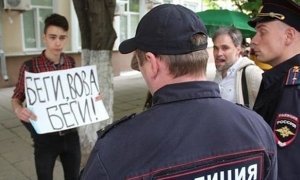 В Саратове подростка оштрафовали за пикет с плакатом «Беги, Вова, беги!»