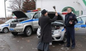 В Вологодской области освятили машины сотрудников ГИБДД и участок трассы