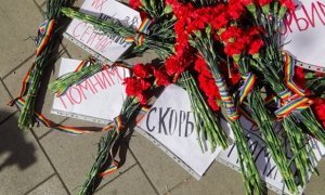 Около здания постпредства Чечни установили мемориал в годовщину начала преследования геев