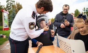 В Челябинске на «Параде первоклашек» детей нарядили в форму ОМОНа и раздали дубинки