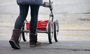 В Казани женщина с коляской решила перебежать многополосную дорогу и попала в аварию