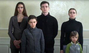 Жена и дети бывшего главы Серпуховского района выпустили новое обращение к Президенту России и попросили Путина об амнистии