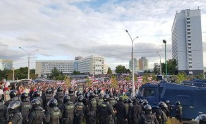 В центре Минска участники протестных акций начали строить баррикады