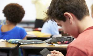 В Госдуме предложили запретить в школах дорогие смартфоны, чтобы искоренить зависть   